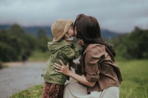 Read more about the article Hochsensibel Mutter sein: Ich bin die sichere Basis – auch wenn ich schwanke