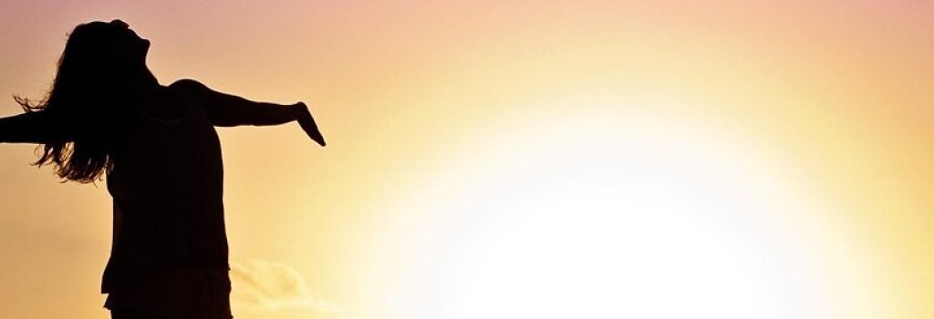 strahlend selbstbewusst